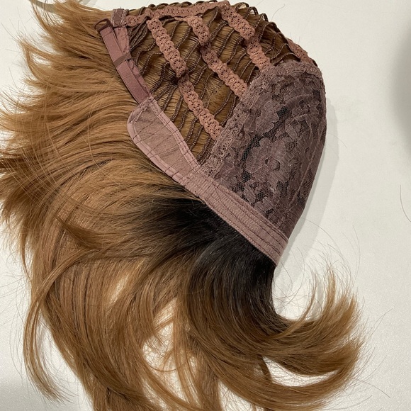 ?NWT Human Like High- Low Lights Colors Women’s Wig main image 10